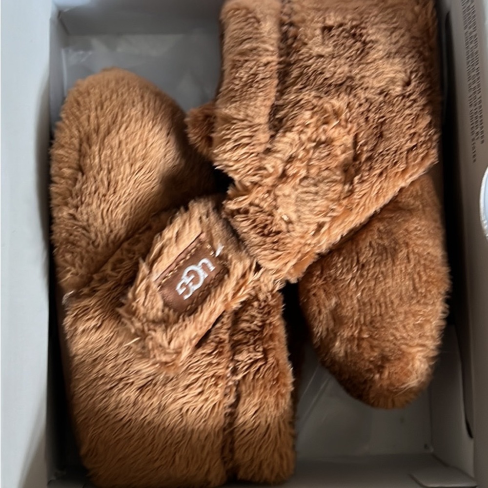 Baby Uggs size 2/3